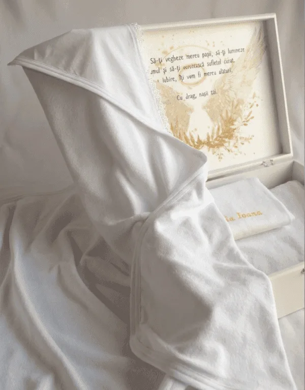Trusou de botez fete cu ingerasi, realizat manual, cu textile brodate si design elegant