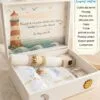 Trusou de botez băiat personalizat Aventura Pe Mare cu cutie de lemn, prosop brodat, panza de mir, lumânare din ceară de albine și accesorii complete pentru slujbă