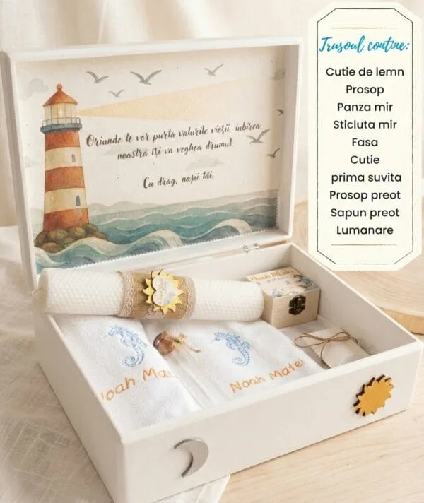 Trusou de botez băiat personalizat Aventura Pe Mare cu cutie de lemn, prosop brodat, panza de mir, lumânare din ceară de albine și accesorii complete pentru slujbă