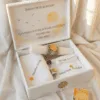 Trusou de botez personalizat Micul Aventurier, cufar din lemn si set complet brodat pentru botez