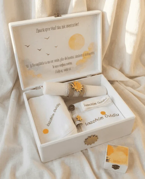 Trusou de botez personalizat Micul Aventurier, cufar din lemn si set complet brodat pentru botez