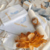 Trusou de botez băiat personalizat Aventura Pe Mare cu prosop brodat, panza de mir, fasa și lumânare din ceară de albine, set complet pentru slujbă