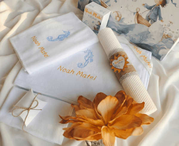 Trusou de botez băiat personalizat Aventura Pe Mare cu prosop brodat, panza de mir, fasa și lumânare din ceară de albine, set complet pentru slujbă