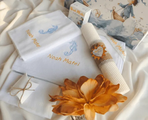 Trusou de botez băiat personalizat Aventura Pe Mare cu prosop brodat, panza de mir, fasa și lumânare din ceară de albine, set complet pentru slujbă