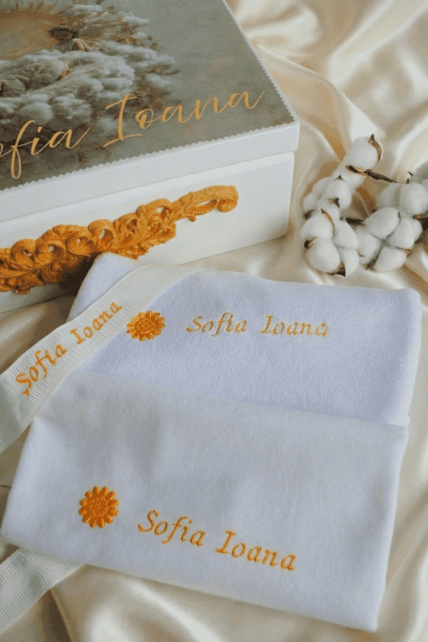 Trusou botez ingeri personalizat broderie Trusou Botez Complet Cu Lumanare, Cutie Lemn, Personalizat, Model Ingeri