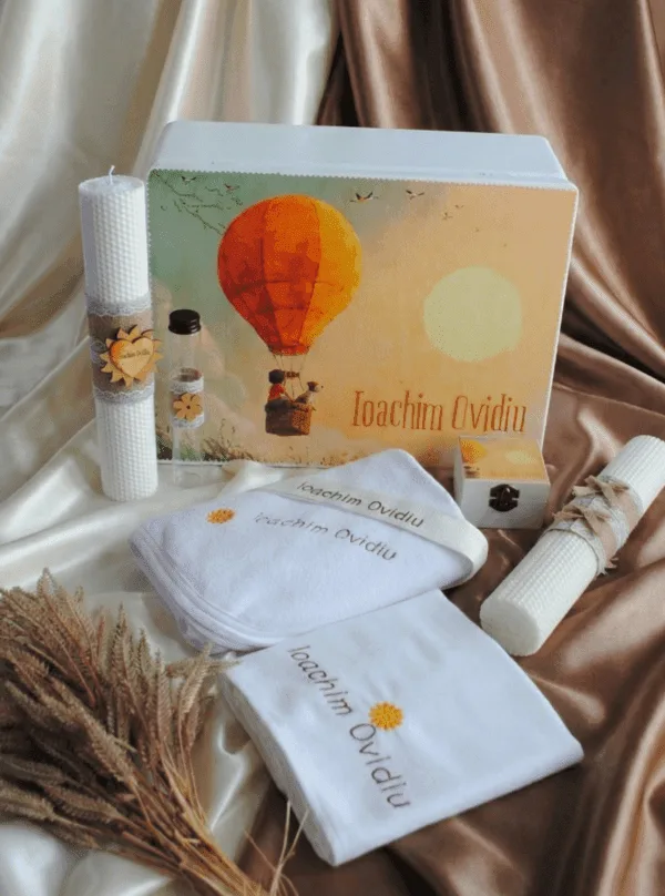 Trusou de botez personalizat cu prenumele brodat manual, asezat in cutie de lemn Lovia