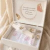 Trusou de botez fete Bebe Dormind personalizat Trusou de botez fete Bebe Dormind, cu cufar din lemn personalizat si set complet brodat