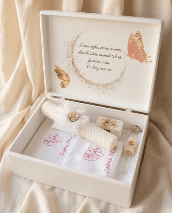 Trusou de botez fete Bebe Dormind, cu cufar din lemn personalizat si set complet brodat