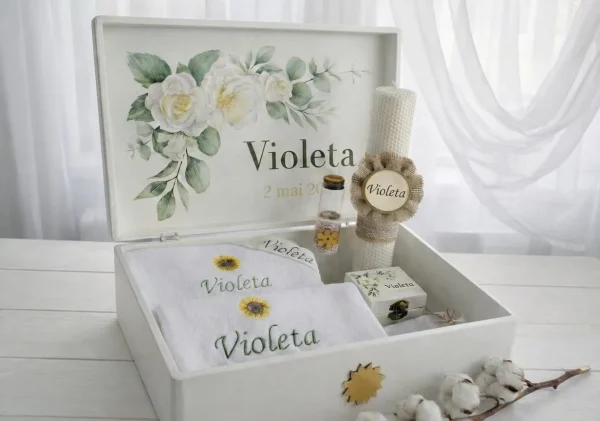 Trusou botez personalizat, cutie de lemn, trandafiri albi, fata, baiat Trusou botez personalizat, cutie de lemn, trandafiri albi, fata, baiat