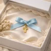 cruciulite botez, auriu, ac de prindere, fundita bleu