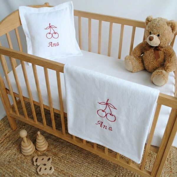set patut cirese, perna cirese si nume, lenjerie cu cirese personalizata set patut cirese, perna cirese si nume, lenjerie cu cirese personalizata