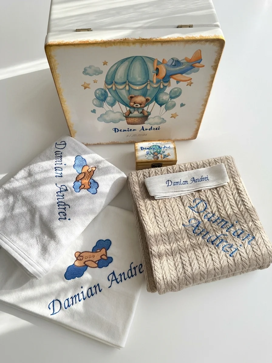 Trusou de botez Ursuleț pentru băiat: cutia personalizată cu ursulețul în balon, prosopul brodat cu numele copilului și păturica tricotată opțională