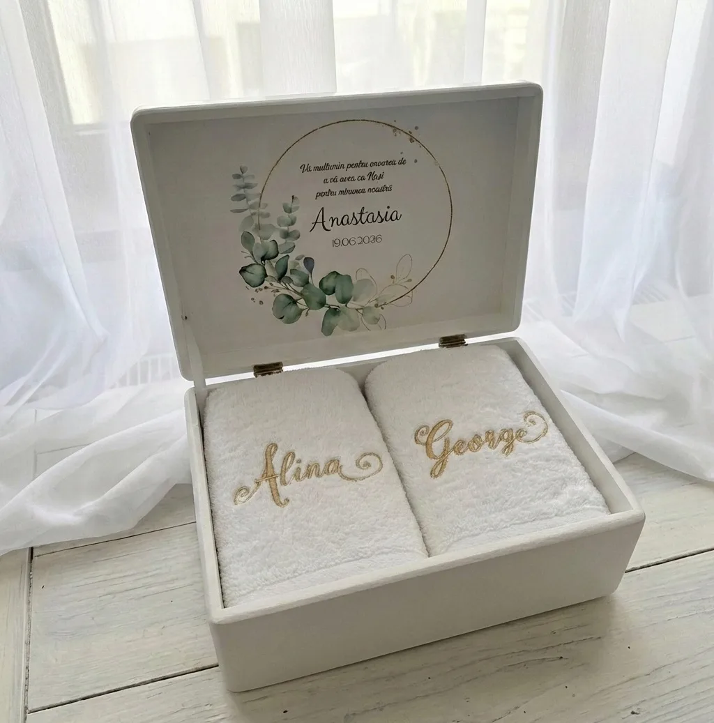 Set cadou nasi botez cu cutie personalizata si prosoape brodate