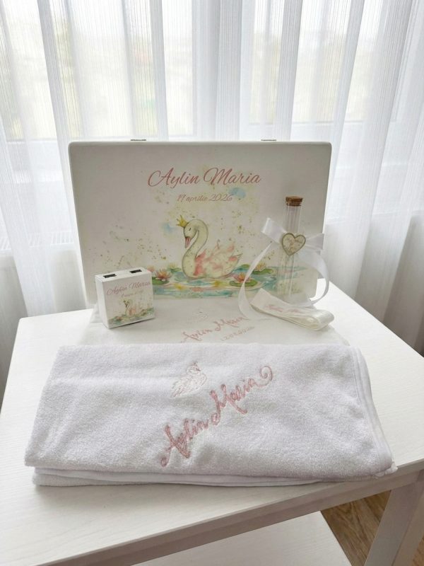 trusou de botez lebada, trusou fata lebeda, lebada cu coroana, cutie trusou de lemn