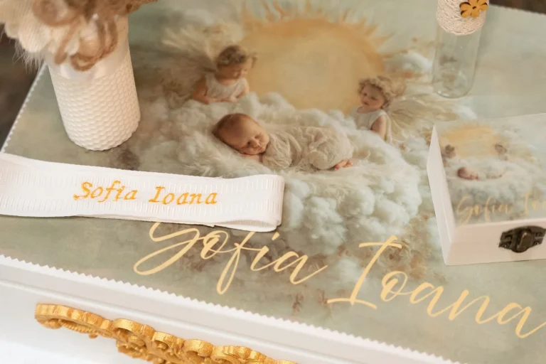 Trusou de botez complet handmade Lovia: cufar personalizat, lumanare din ceara de albine, fasa brodata si sticluta de mir