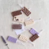 Tablete de ceara maro, lila si crem in forma de batoane, saculet organza si lavanda Tablete de ceara maro, lila si crem in forma de batoane, saculet organza si lavanda