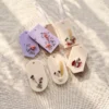 Tablete de ceara cu flori uscate, forme ovale si de eticheta, lila, crem si maro Tablete de ceara cu flori uscate, forme ovale si de eticheta, lila, crem si maro