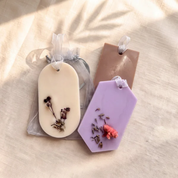 Trei tablete de ceara cu flori uscate si un saculet din organza Trei tablete de ceara cu flori uscate si un saculet din organza