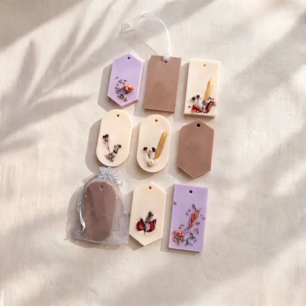 Noua tablete de ceara cu flori uscate, una dintre ele intr-un saculet de organza Noua tablete de ceara cu flori uscate, una dintre ele intr-un saculet de organza