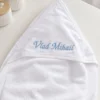 Prosop cu capison alb brodat cu numele copilului, din trusoul de botez model Gal Prosop cu capison alb brodat cu numele copilului, din trusoul de botez model Galaxie