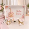 Set turta fete cu iepuras pe tort roz, tavita alba personalizata Sofia Ioana, perie, oglinda, cutiuta pentru suvita si forfecuta