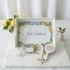 Set turta fete cu lamai si motive mediteraneene albastre, tavita alba personaliz Set turta fete cu lamai si motive mediteraneene albastre, tavita alba personalizata Ava Selena, pieptene, oglinda, cutiuta pentru suvita si forfecuta
