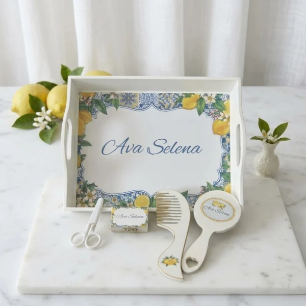 Set turta fete cu lamai si motive mediteraneene albastre, tavita alba personaliz Set turta fete cu lamai si motive mediteraneene albastre, tavita alba personalizata Ava Selena, pieptene, oglinda, cutiuta pentru suvita si forfecuta