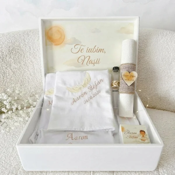 Cutie de trusou deschisa cu mesajul Te iubim, Nasii pe capac, prosop brodat cu aripi de inger, lumanare, sticluta pentru mir si cutiuta pentru prima suvita