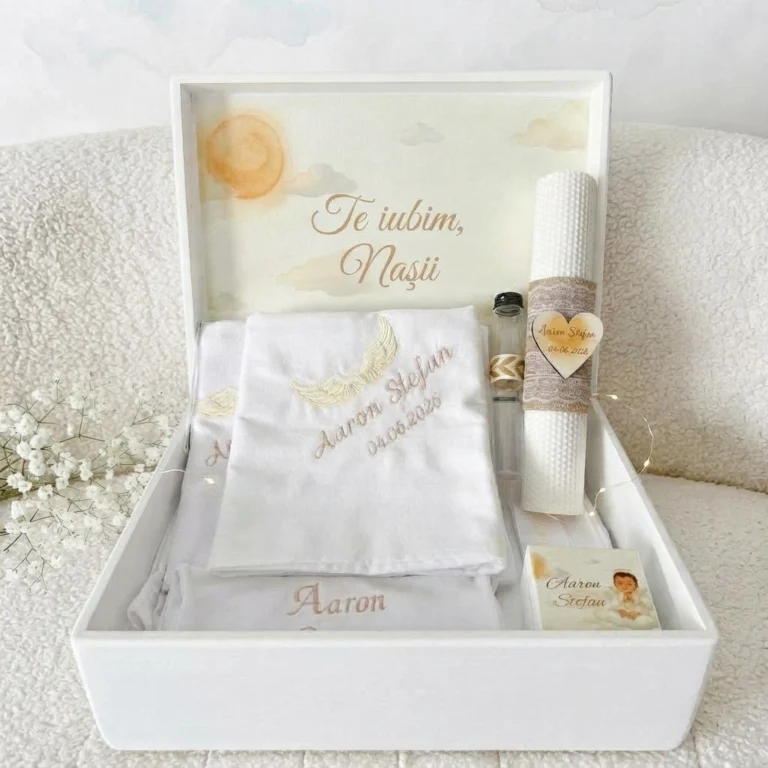 Cutie de trusou deschisa cu mesajul Te iubim, Nasii pe capac, prosop brodat cu aripi de inger, lumanare, sticluta pentru mir si cutiuta pentru prima suvita