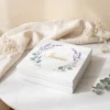 Caseta de bijuterii personalizata pentru nasa, model Lavanda si Eucalipt: cununa de lavanda si eucalipt cu numele in auriu