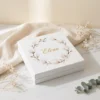 Caseta de bijuterii personalizata pentru nasa, model Magnolie Alba: cununa de magnolii albe cu numele in auriu pe capac