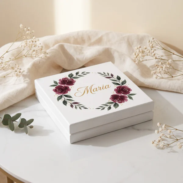 Caseta de bijuterii personalizata pentru nasa, model Trandafiri Burgundy: cununa de trandafiri burgundy cu numele in auriu