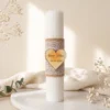 Lumanare botez fagure, inimioara 5 cm personalizata Lumanare botez fagure din ceara de albine, cu banda de iuta, dantela alba si inimioara de 5 cm personalizata cu numele si data