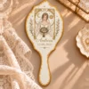 Oglindă albă cu margine aurie, cu o carte de tarot cu ramă aurie, mireasa cu voa Oglindă albă cu margine aurie, cu o carte de tarot cu ramă aurie, mireasa cu voal și buchet între lună, soare, stele și crini