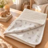 Paturica iarna Tricot alb + muselina cu frunzulite crem Paturica de iarna pentru bebelusi, tricot alb + muselina cu frunzulite crem, personalizata cu broderie
