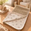 Paturica iarna Tricot crem + muselina cu frunzulite crem Paturica de iarna pentru bebelusi, tricot crem + muselina cu frunzulite crem, personalizata cu broderie