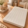 Paturica bebelusi din tricot alb, bumbac 100%, cu model in relief cu impletituri