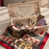 Interiorul cutiei de Craciun cu sat de iarna si mesajul Multumim din s Interiorul cutiei de Craciun cu sat de iarna si mesajul Multumim din suflet, esarfa de matase naturala si 3 odorizante de dulap