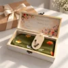 Interiorul cutiei cu flori de toamna si mesaj personalizat, esarfa de Interiorul cutiei cu flori de toamna si mesaj personalizat, esarfa de satin verde cu ginkgo si odorizant de dulap