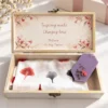 Interiorul cutiei cu flori roz si mesaj personalizat, esarfa de satin Interiorul cutiei cu flori roz si mesaj personalizat, esarfa de satin alba cu frunze de ginkgo si odorizant de dulap lila