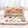 Set cadou educatoare sau invatatoare: cutie de lemn personalizata cu ilustratie cu doamna si clasa de copii, esarfa de satin alba cu frunze de ginkgo si odorizant de dulap din ceara de soia
