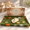 Set cadou femei: cutie de lemn cu initiala si flori de toamna pe capac Set cadou femei: cutie de lemn cu initiala si flori de toamna pe capac, esarfa de satin verde cu frunze de ginkgo si odorizant de dulap