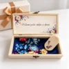 Interiorul cutiei Flori de Camp cu mesajul Multumim pentru rabdare si Interiorul cutiei Flori de Camp cu mesajul Multumim pentru rabdare si daruire, esarfa de satin bleumarin cu flori si odorizant de dulap