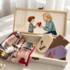 Set cadou pentru mama sau nasa: cutie de lemn personalizata cu ilustratia unui copil care ofera o inima mamei, esarfa de matase naturala si 3 odorizante de dulap din ceara de soia