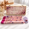 Set cadou pentru prietena: cutie de lemn cu flori roz si mesajul Simpl Set cadou pentru prietena: cutie de lemn cu flori roz si mesajul Simplu. Sincer. Cu drag., esarfa de satin roz si odorizant de dulap lila