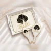 Tavă crem, oglindă și perie cu evantai Art Deco negru cu auriu, siluetele mirilo Tavă crem, oglindă și perie cu evantai Art Deco negru cu auriu, siluetele mirilor și numele în litere aurii