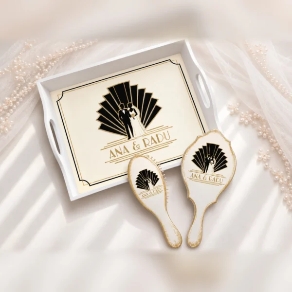 Tavă crem, oglindă și perie cu evantai Art Deco negru cu auriu, siluetele mirilo Tavă crem, oglindă și perie cu evantai Art Deco negru cu auriu, siluetele mirilor și numele în litere aurii