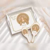 Tavă crem cu chenar auriu, oglindă și perie cu portret Art Nouveau al unei femei cu coroniță de flori în medalion, inițiale M & R