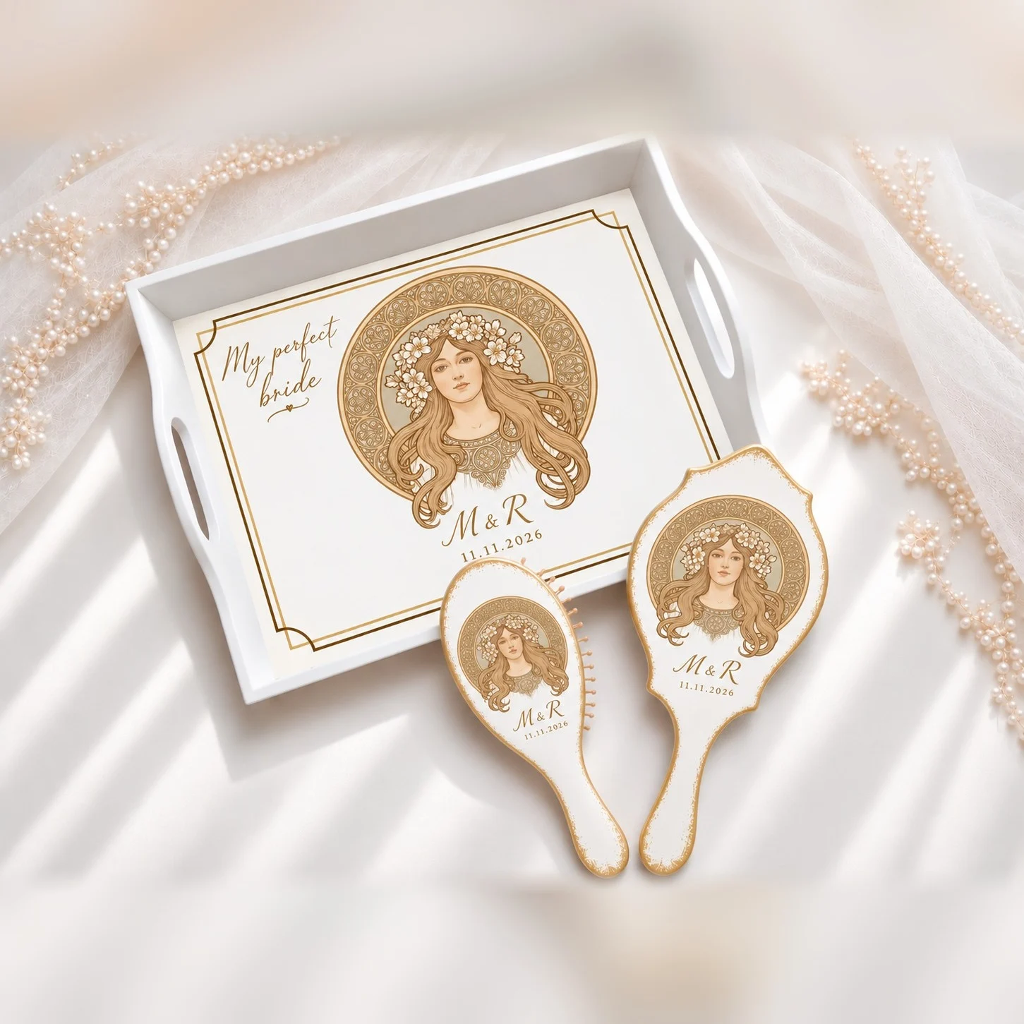 Tavă crem cu chenar auriu, oglindă și perie cu portret Art Nouveau al unei femei cu coroniță de flori în medalion, inițiale M & R