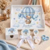 Set tăviță moț băiat cu ursuleț într-un balon albastru cu aer cald, nori și stele, cu oglindă, perie, cutiuță și forfecuță